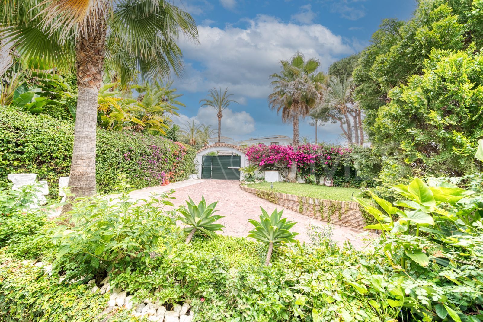 Villa for sale in Los Monteros Playa