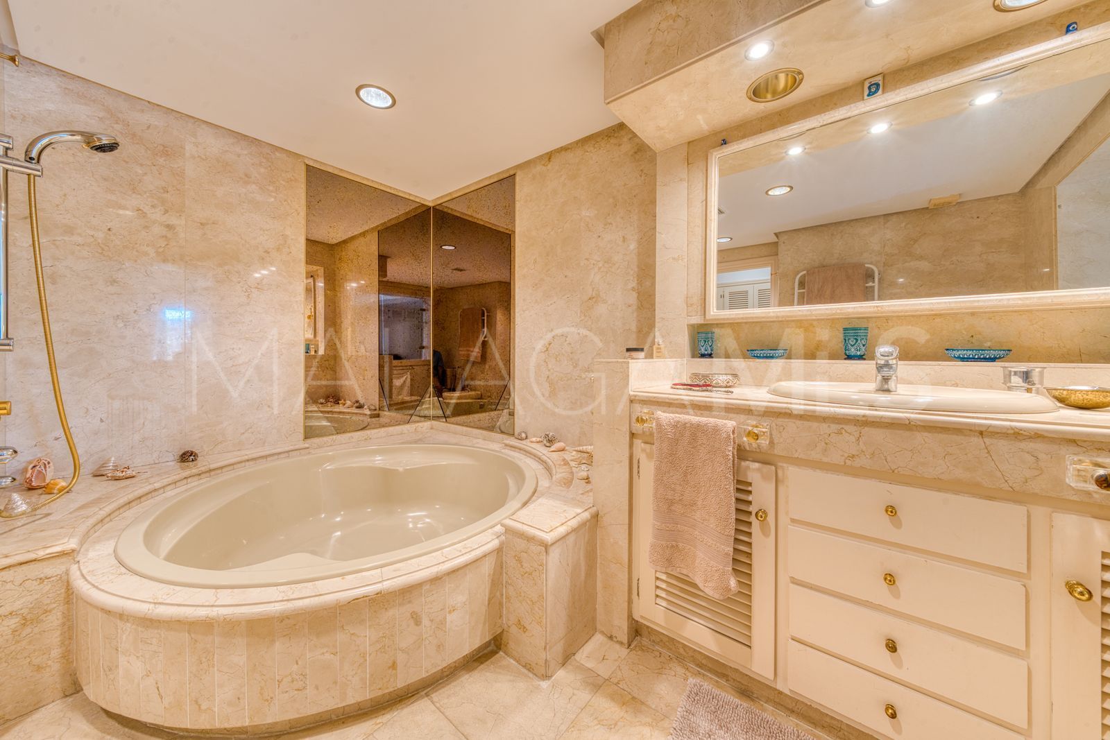 Villa for sale in Los Monteros Playa