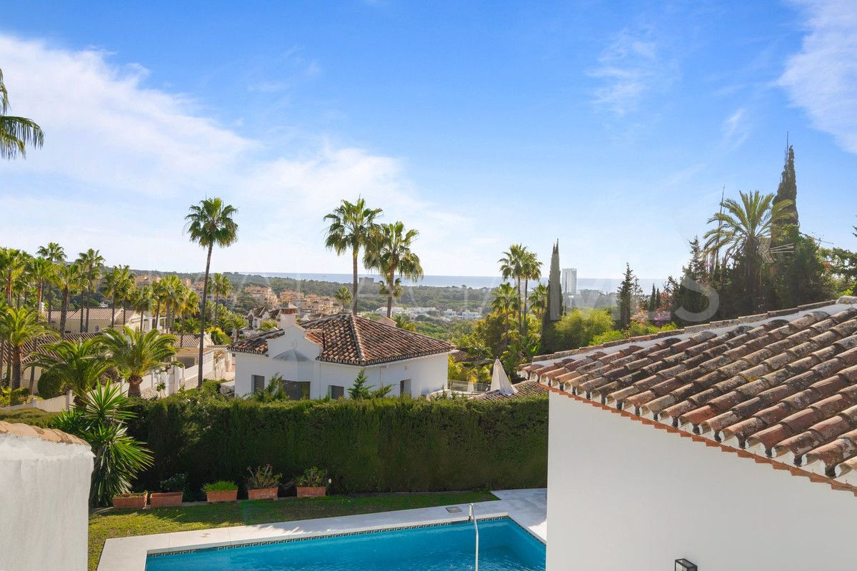 Villa for sale in Elviria