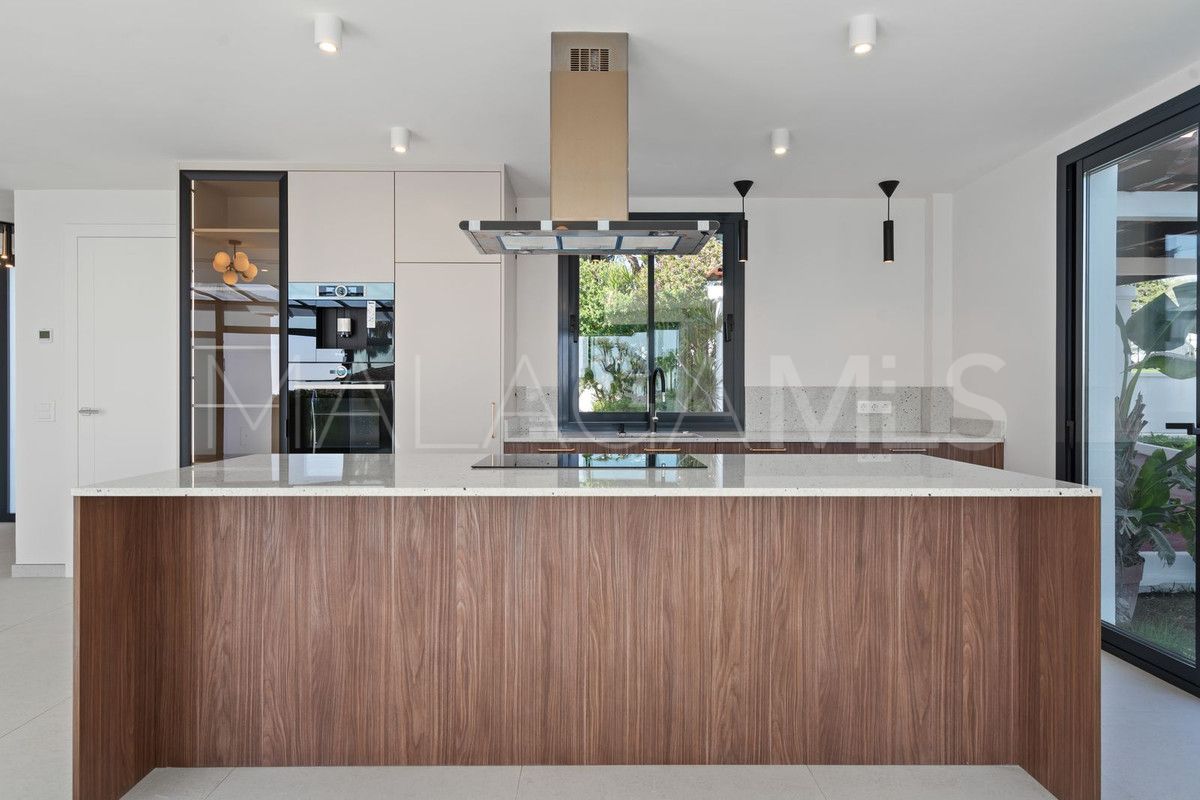 Villa for sale in Elviria