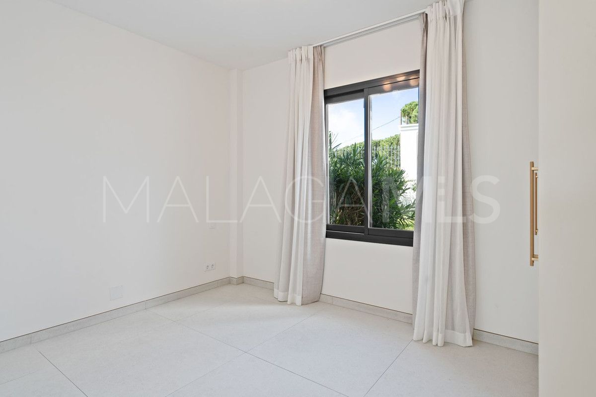 Villa for sale in Elviria