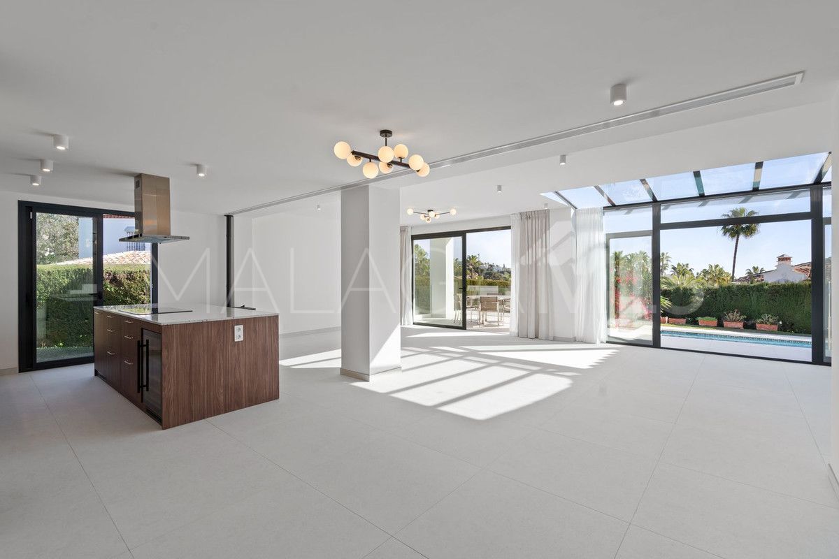 Villa for sale in Elviria