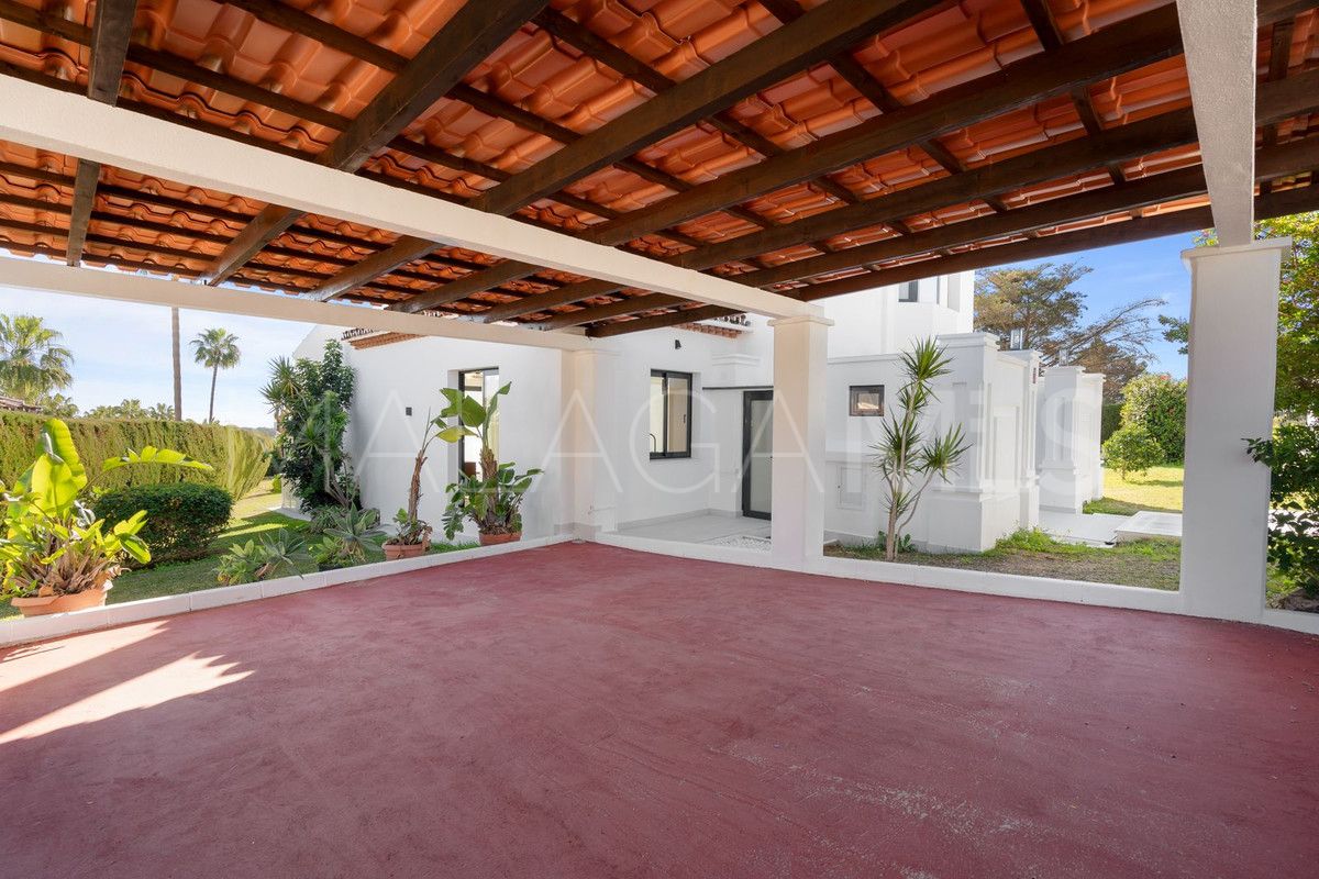 Villa for sale in Elviria