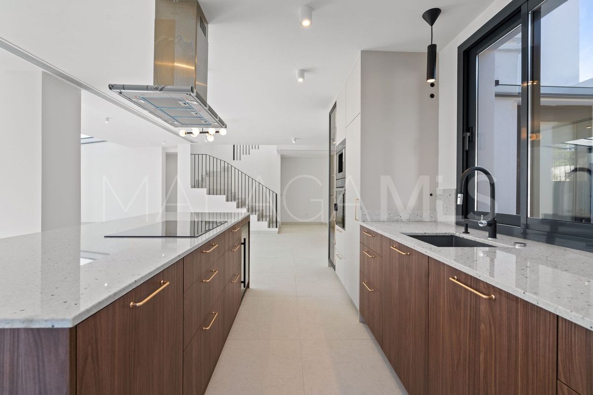 Villa for sale in Elviria