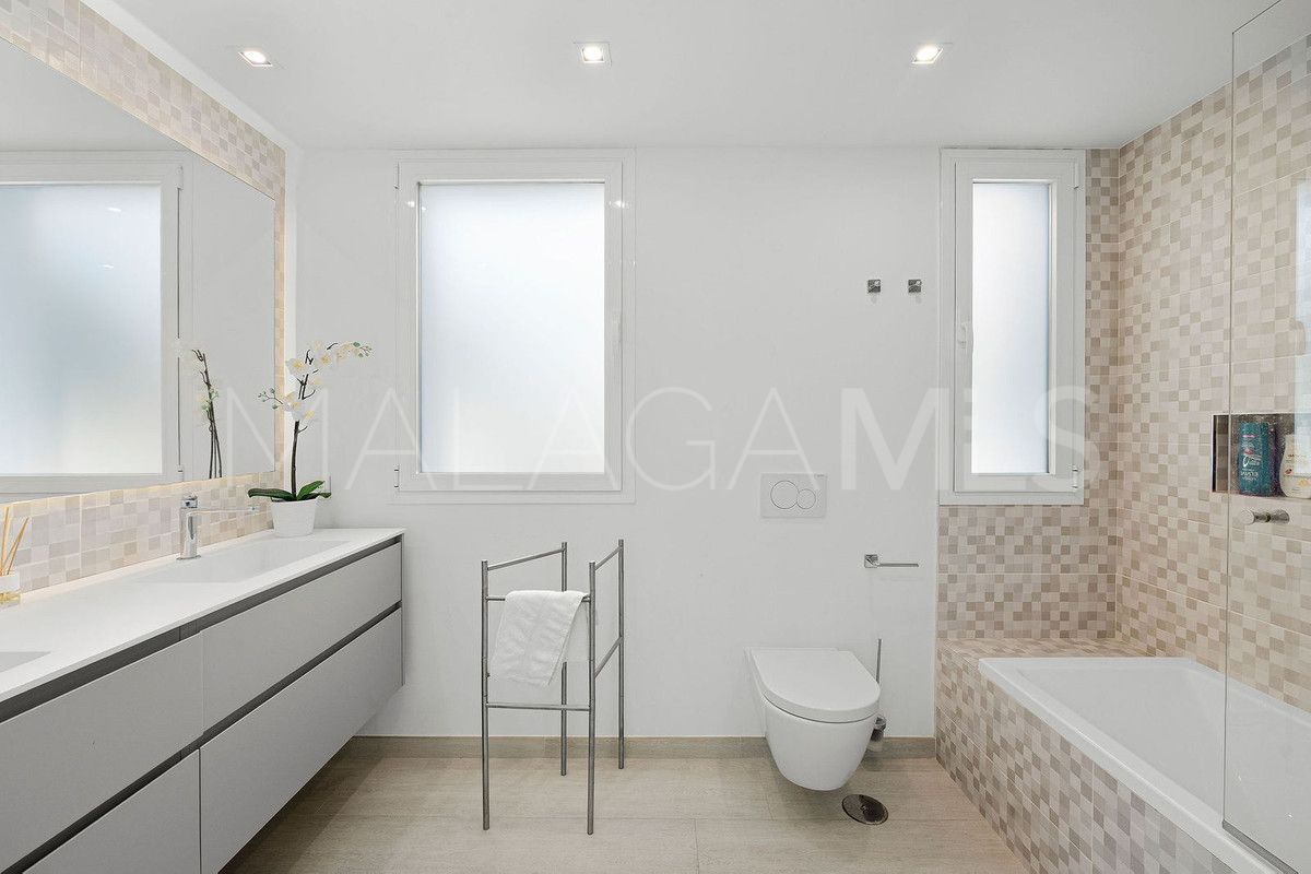 For sale 5 bedrooms villa in Nueva Andalucia