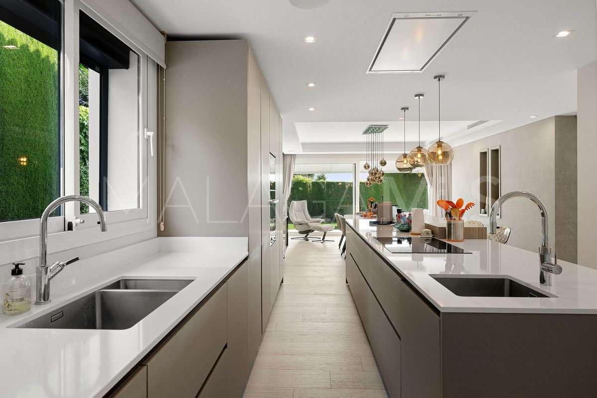 For sale 5 bedrooms villa in Nueva Andalucia