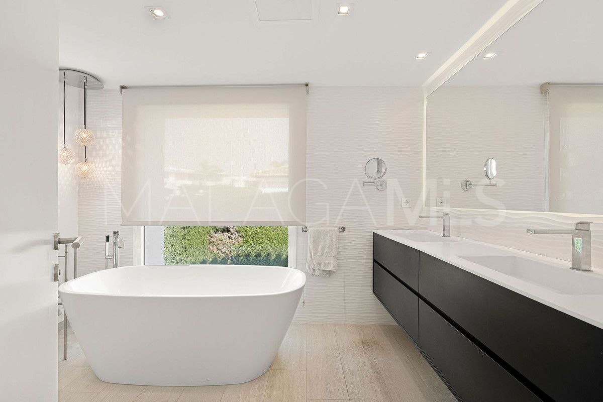 For sale 5 bedrooms villa in Nueva Andalucia