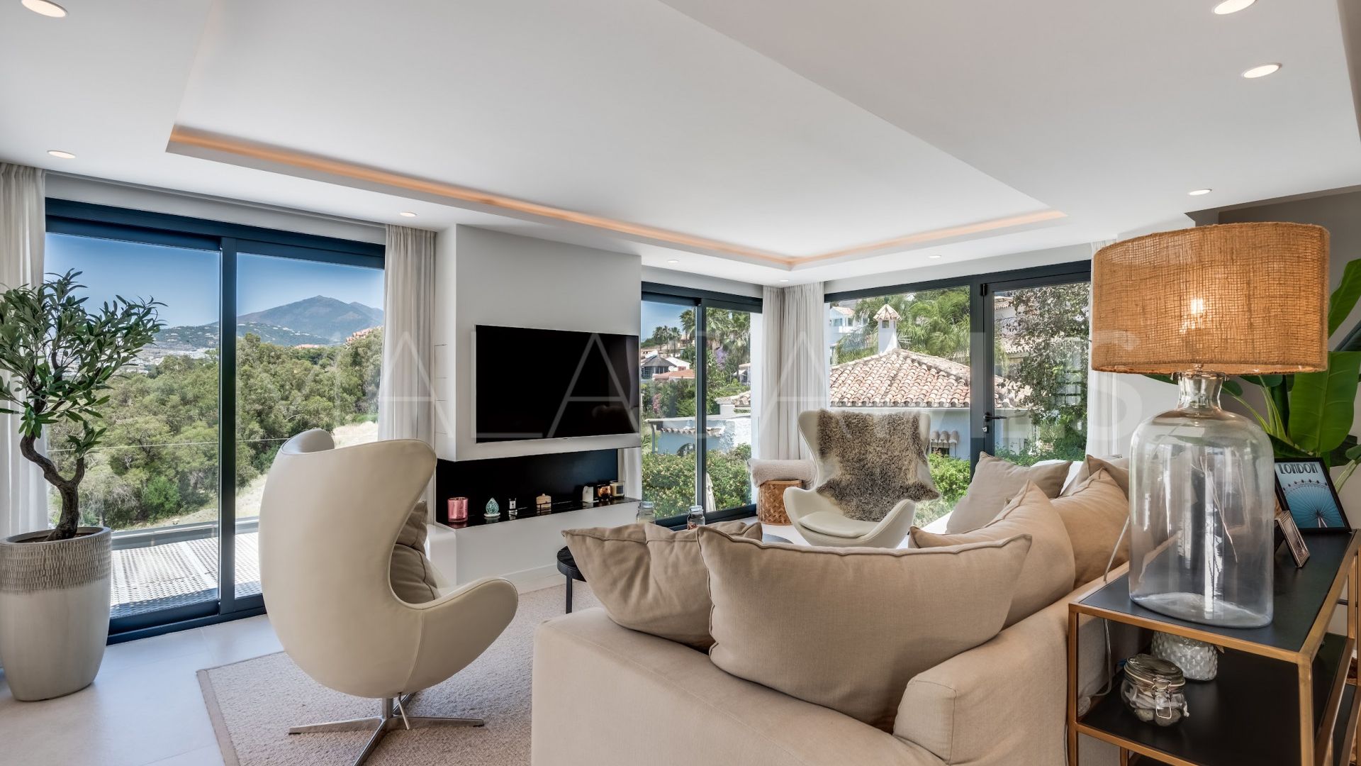 Villa for sale in Nueva Andalucia