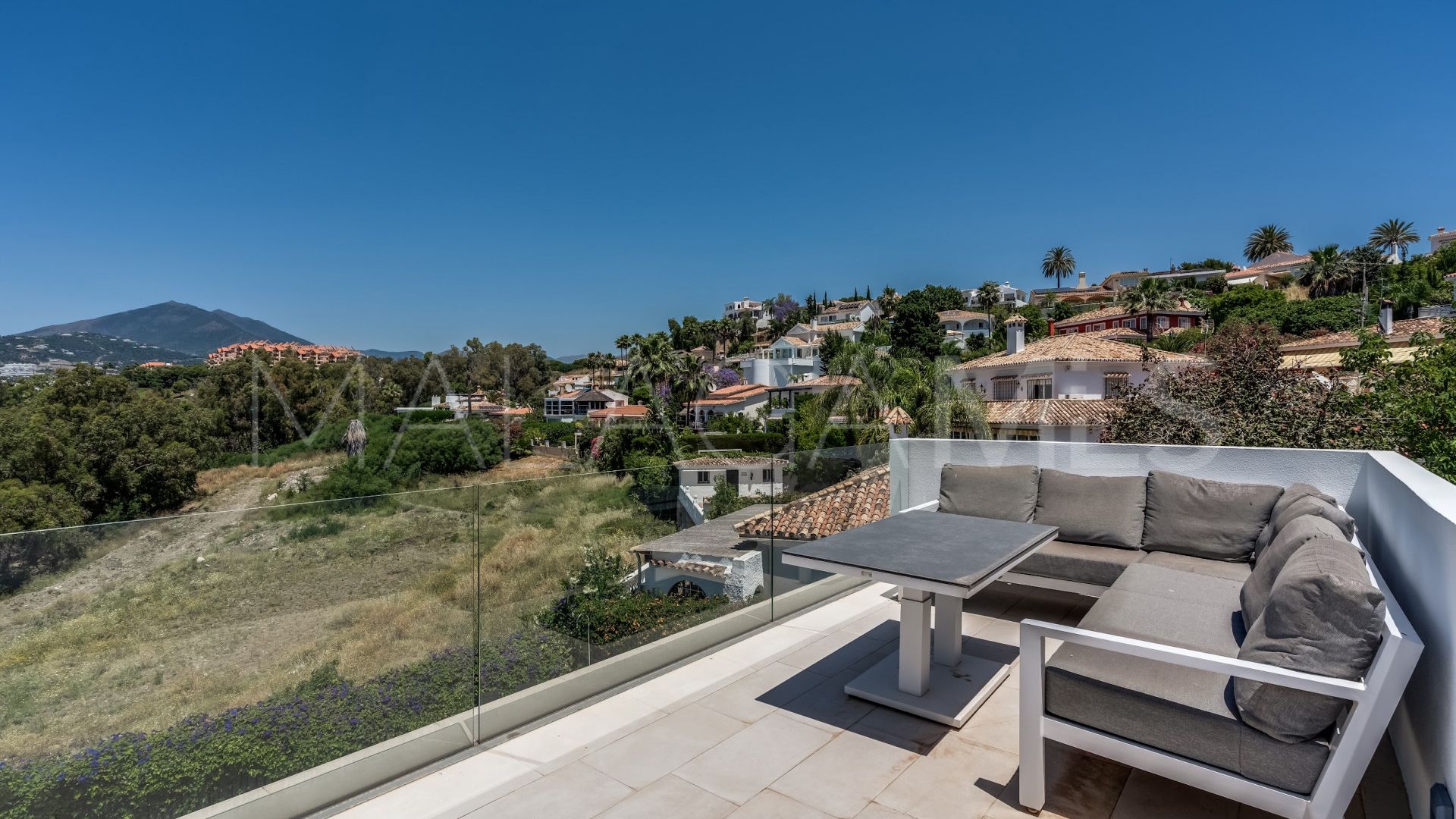 Villa for sale in Nueva Andalucia