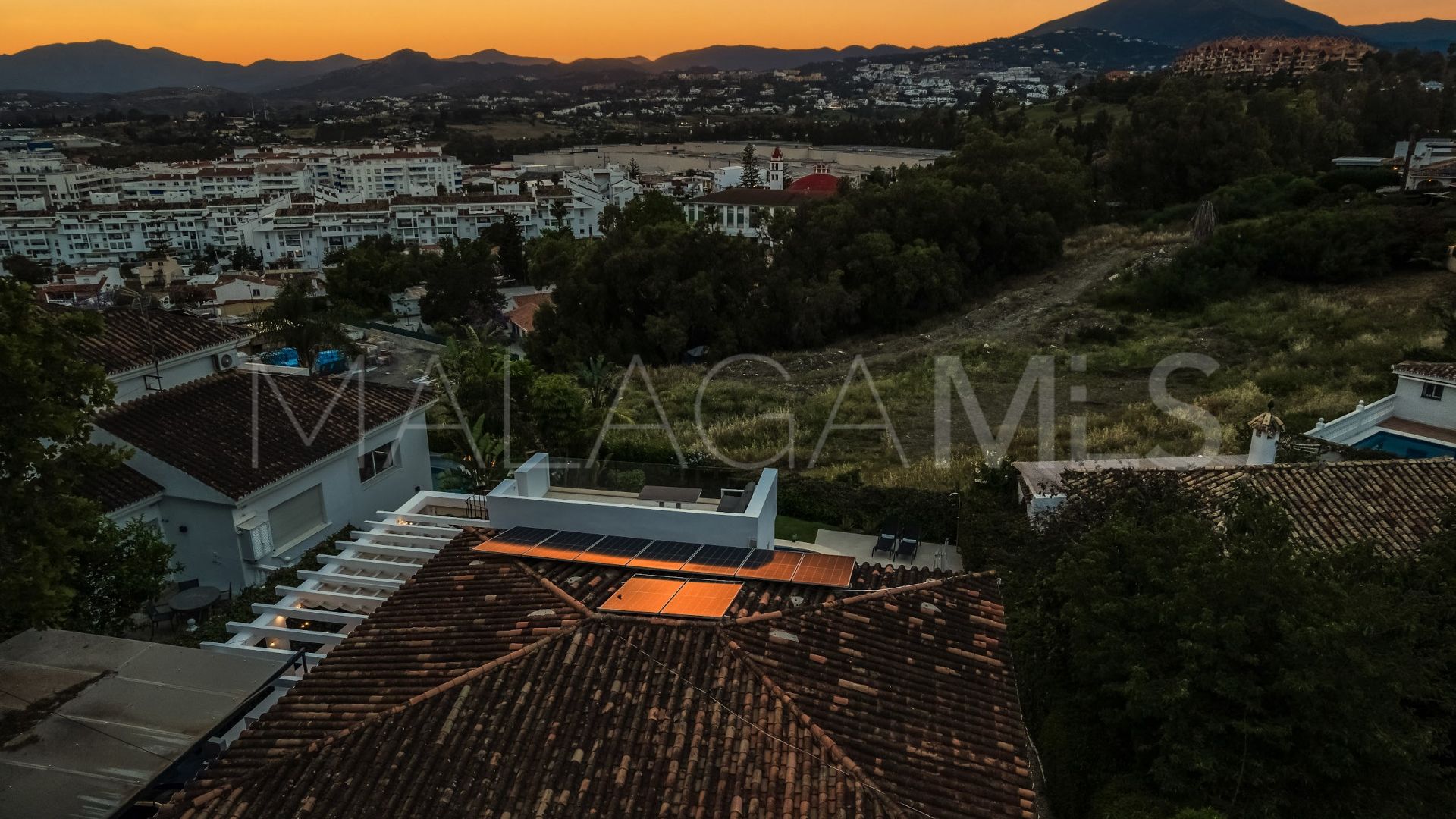 Villa for sale in Nueva Andalucia