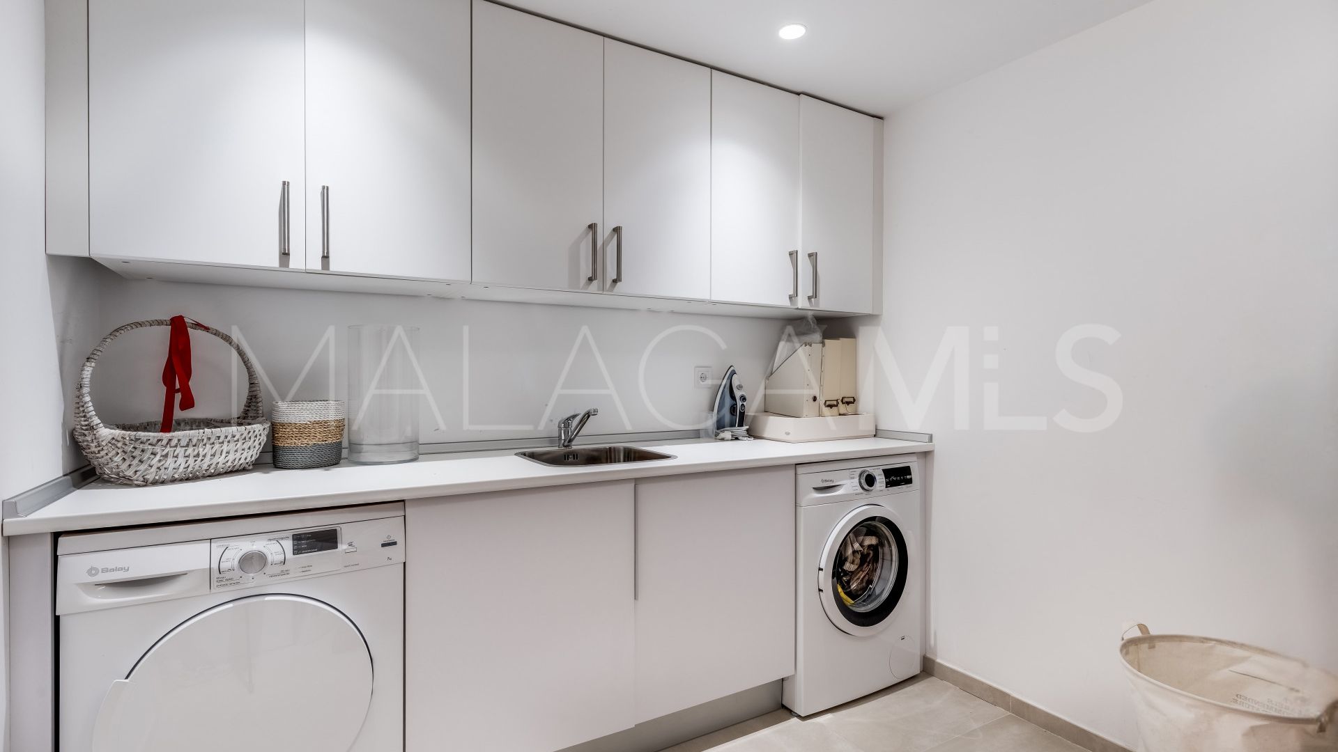 Villa for sale in Nueva Andalucia