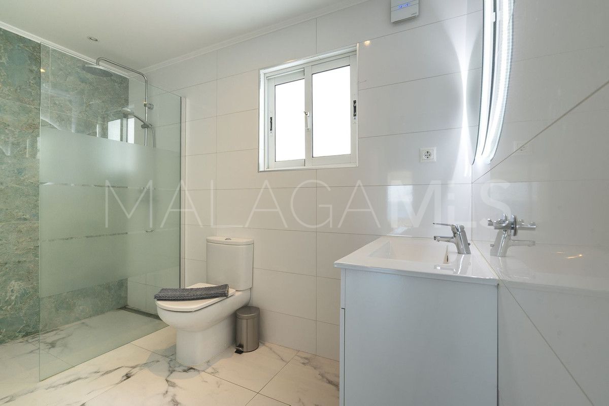 For sale villa with 5 bedrooms in Cala de Mijas