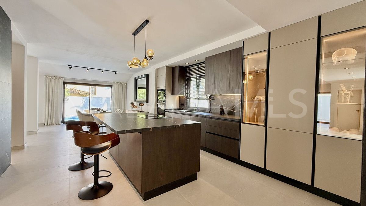 Villa for sale in Nueva Andalucia with 5 bedrooms