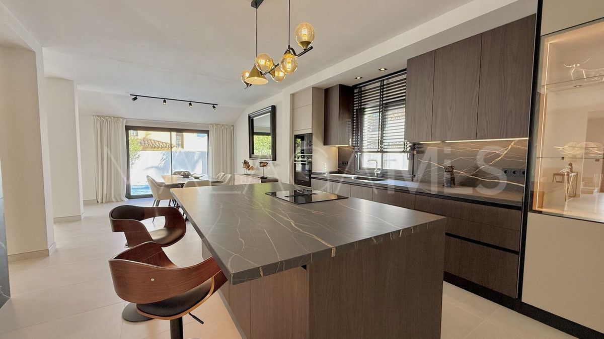 Villa for sale in Nueva Andalucia with 5 bedrooms