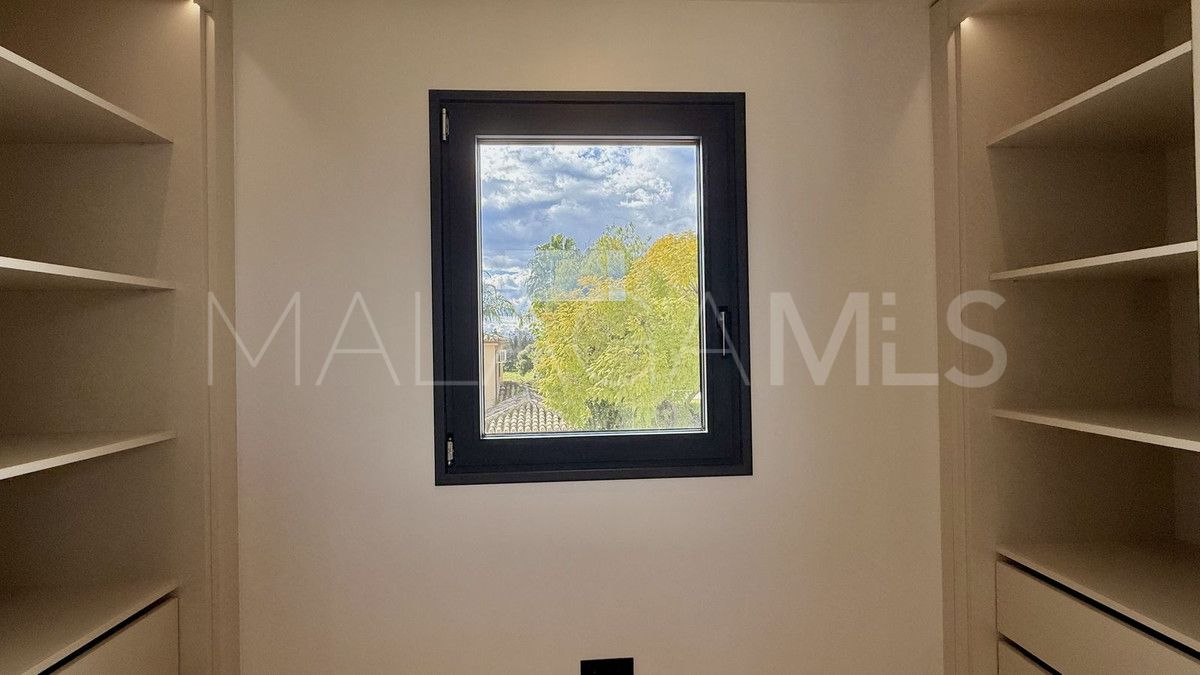 Villa for sale in Nueva Andalucia with 5 bedrooms