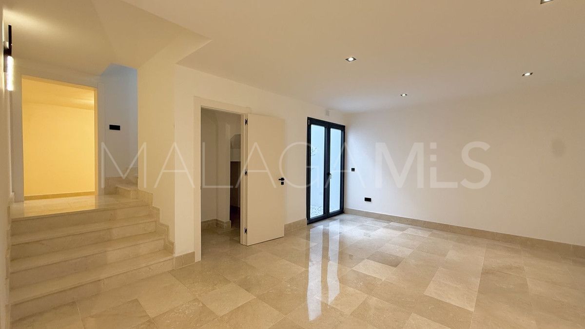 Villa for sale in Nueva Andalucia with 5 bedrooms