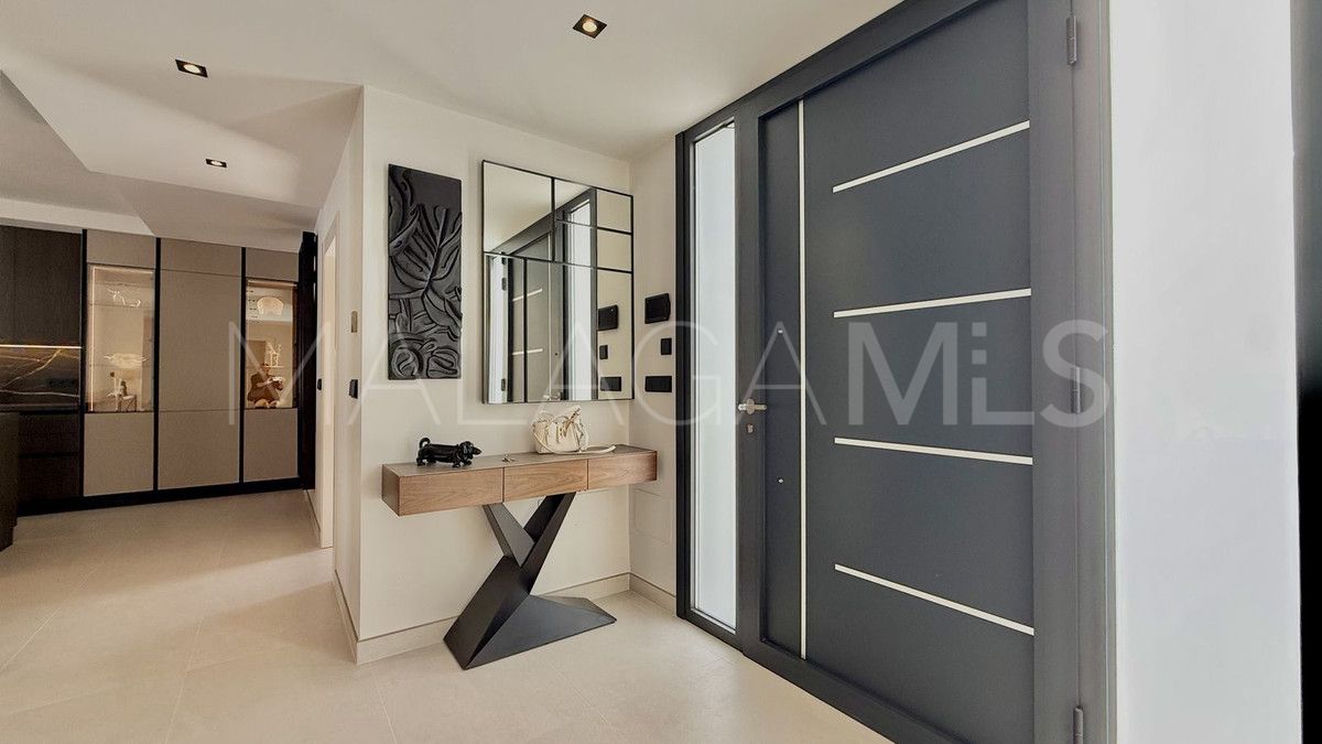 Villa for sale in Nueva Andalucia with 5 bedrooms