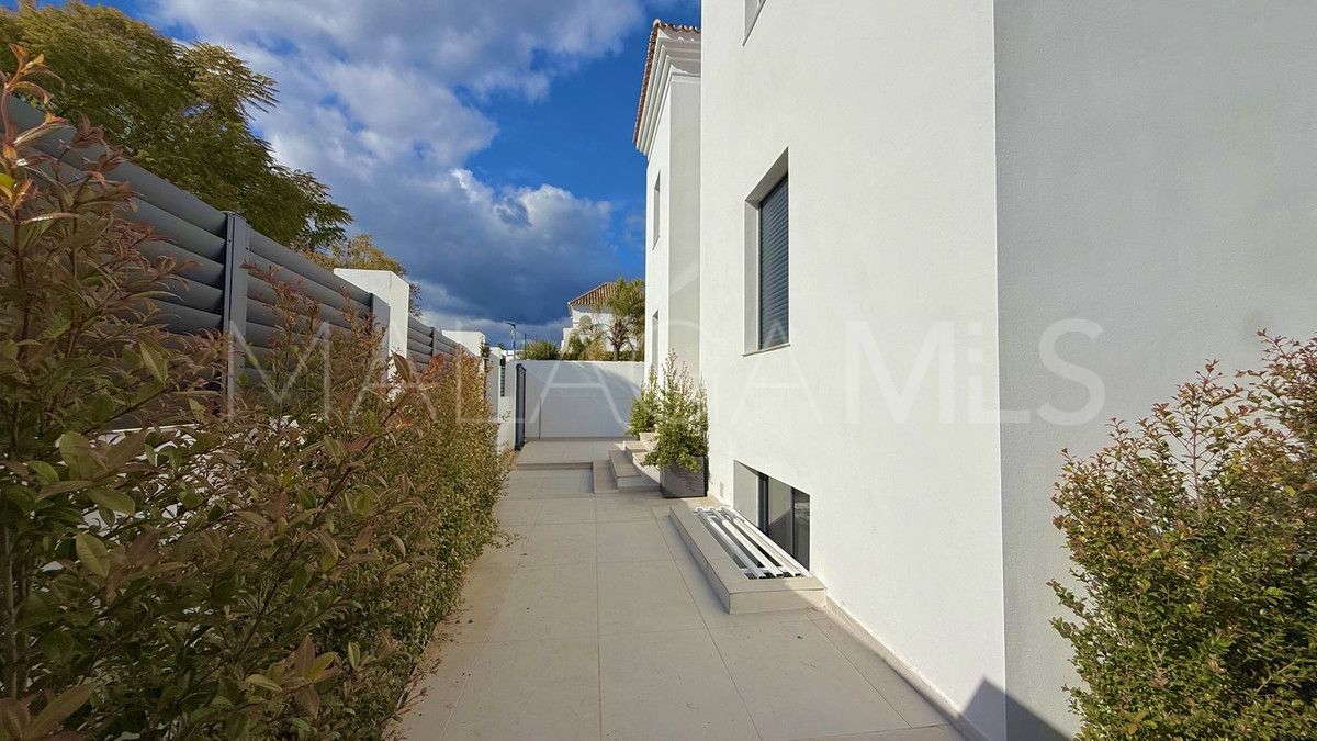 Villa for sale in Nueva Andalucia with 5 bedrooms