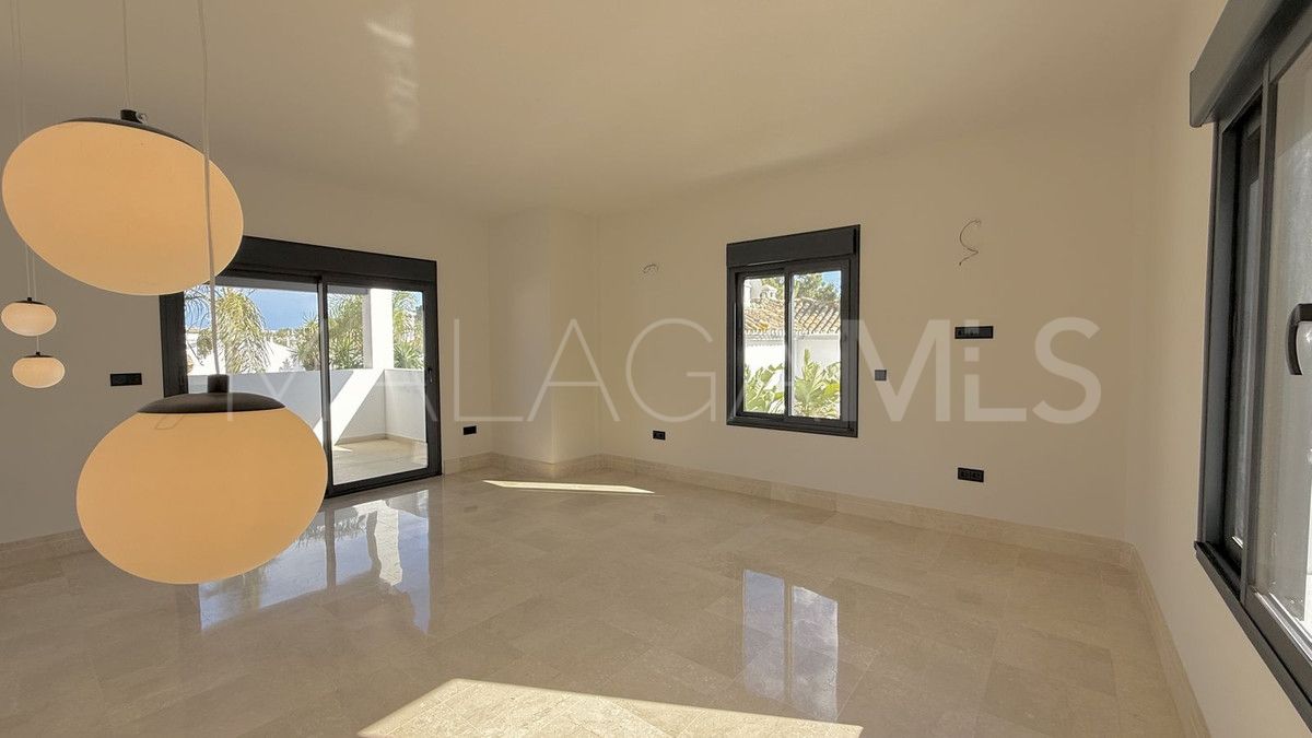 Villa for sale in Nueva Andalucia with 5 bedrooms