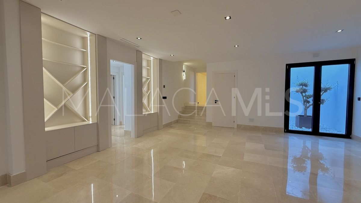 Villa for sale in Nueva Andalucia with 5 bedrooms