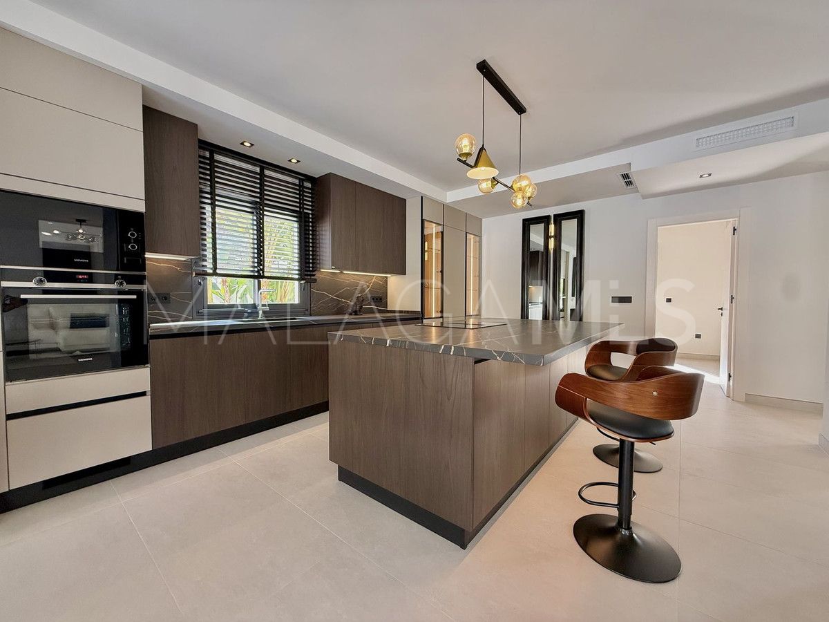 Villa for sale in Nueva Andalucia with 5 bedrooms