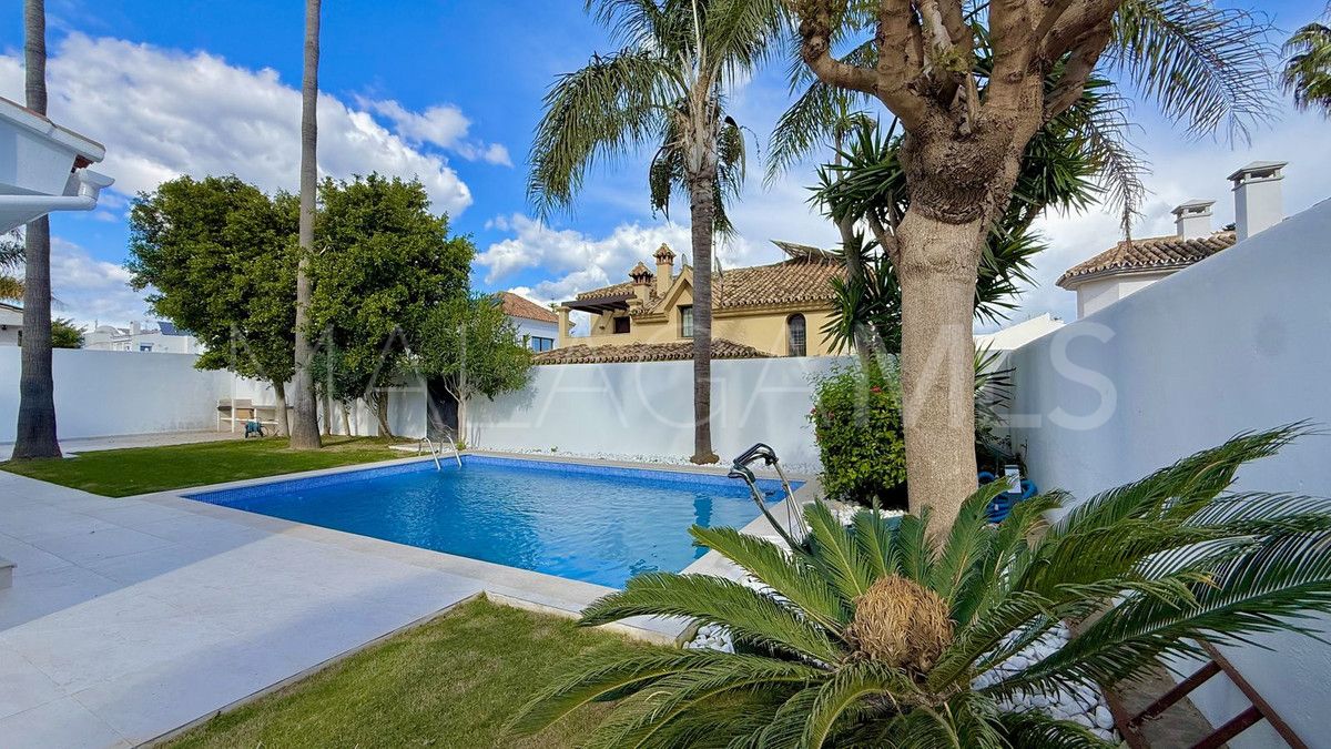 Villa for sale in Nueva Andalucia with 5 bedrooms