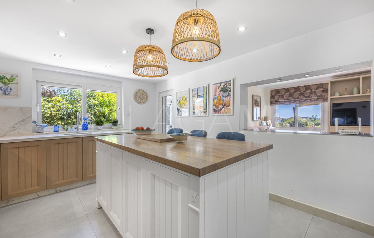 Villa for sale in Estepona