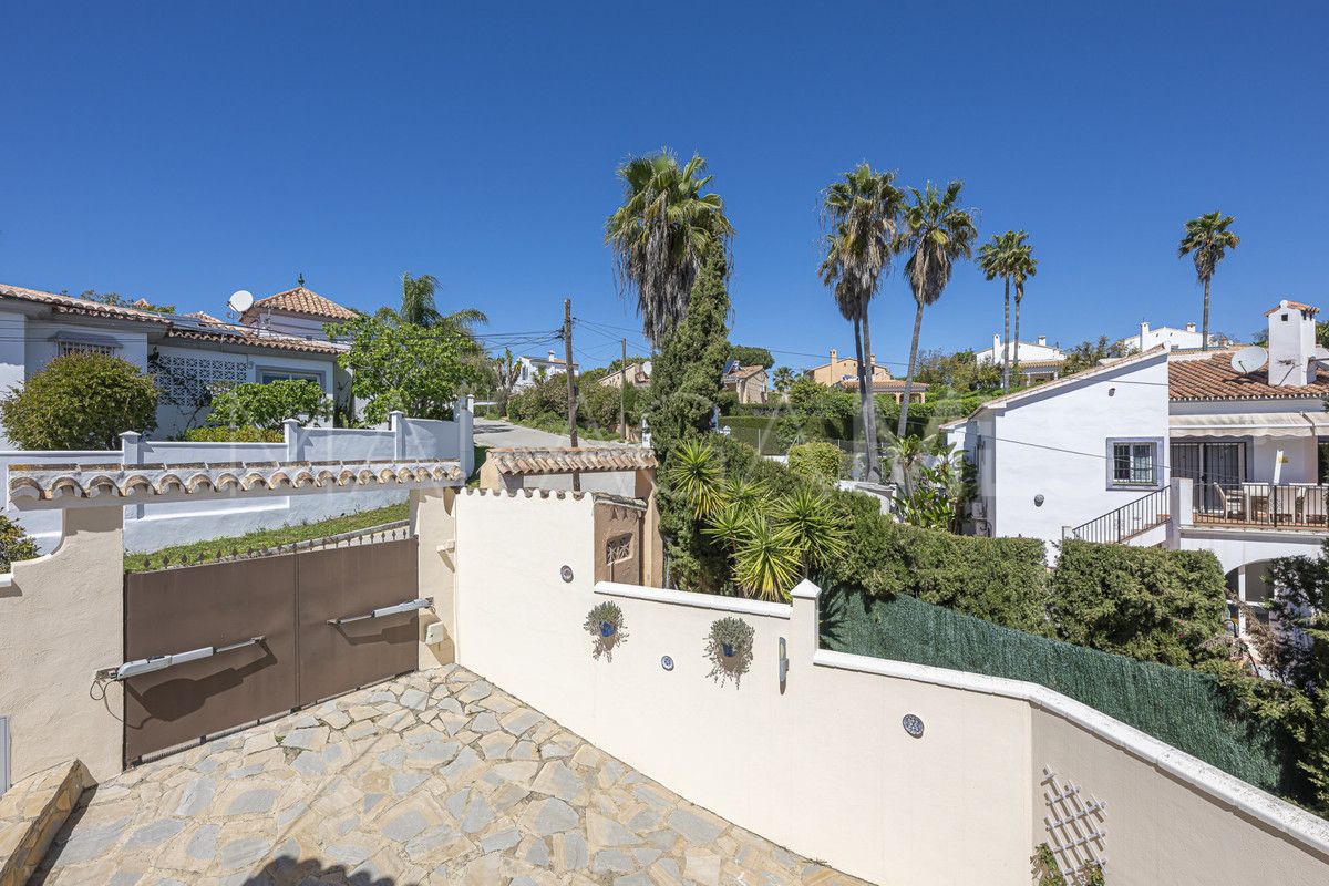 Villa for sale in Estepona