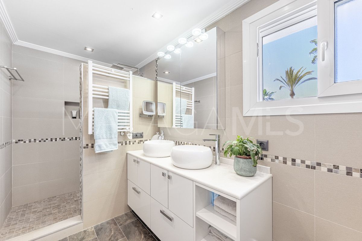 Villa for sale in Estepona