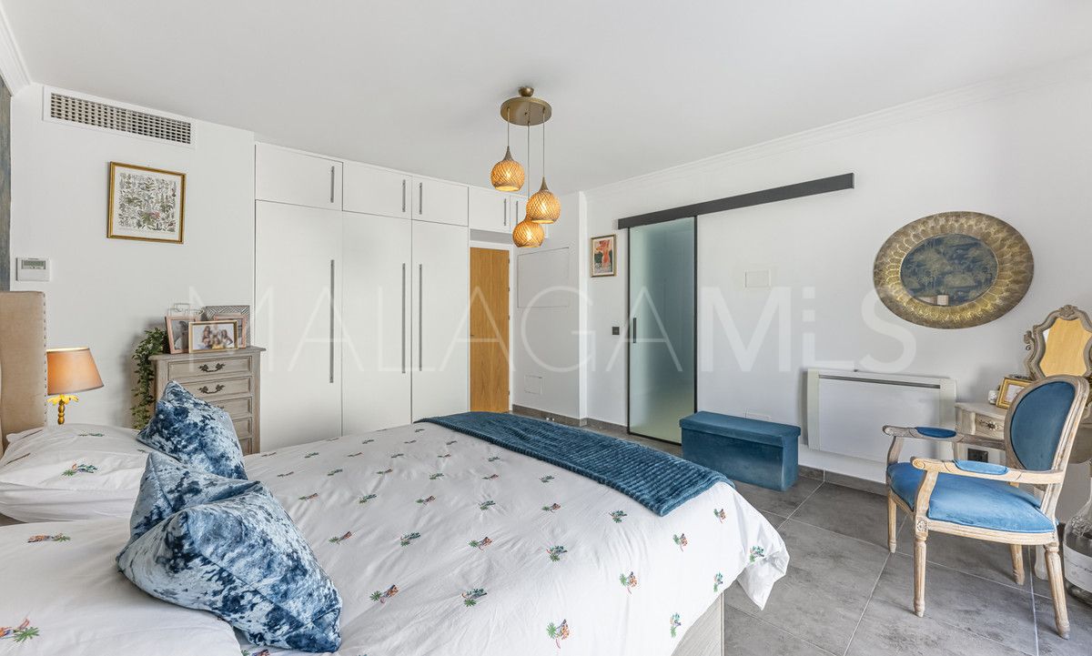 Villa for sale in Estepona