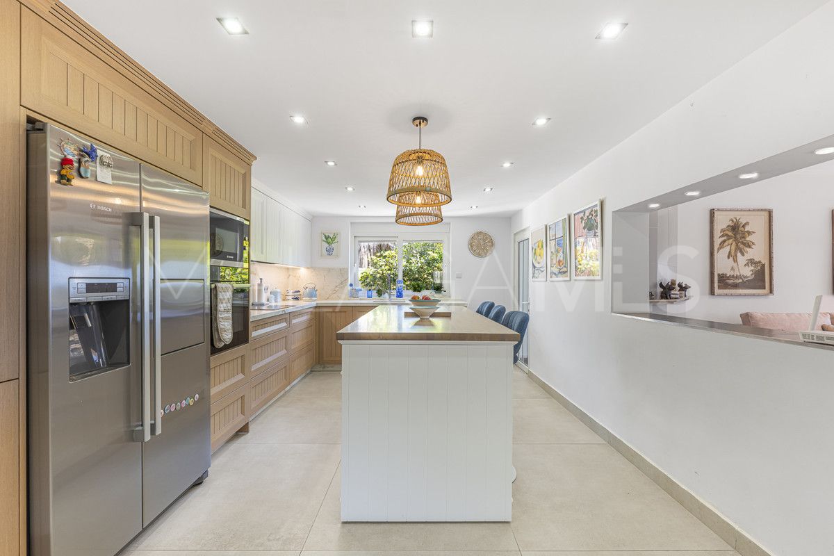 Villa for sale in Estepona