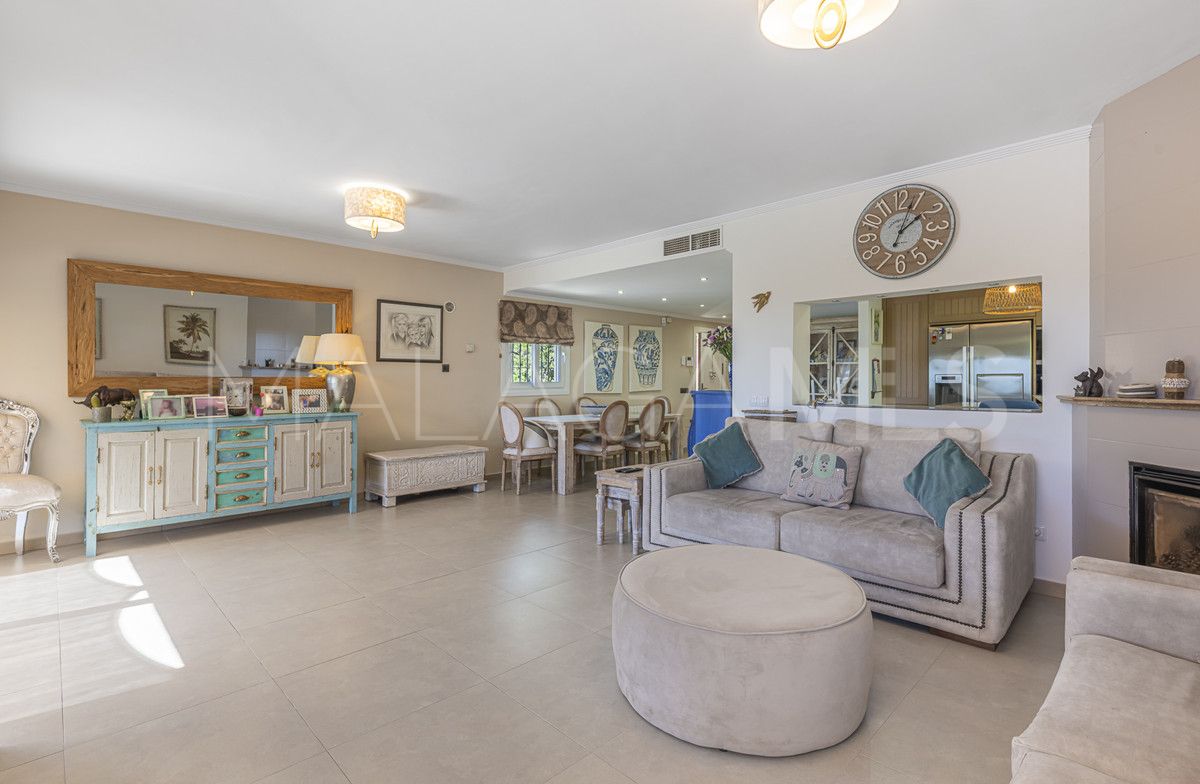 Villa for sale in Estepona