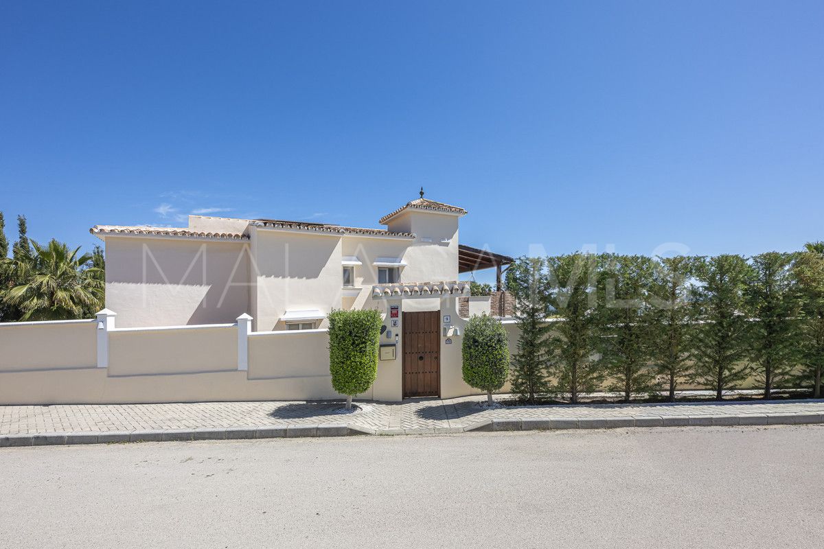 Villa for sale in Estepona