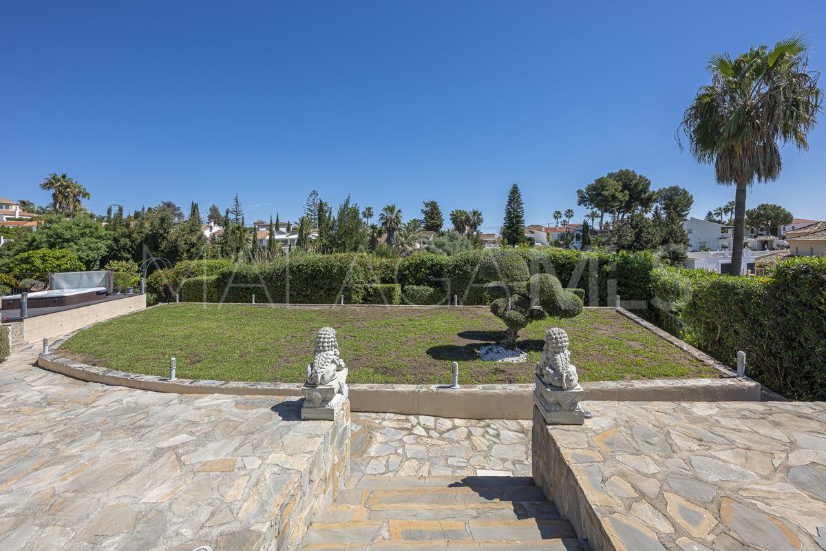 Villa for sale in Estepona