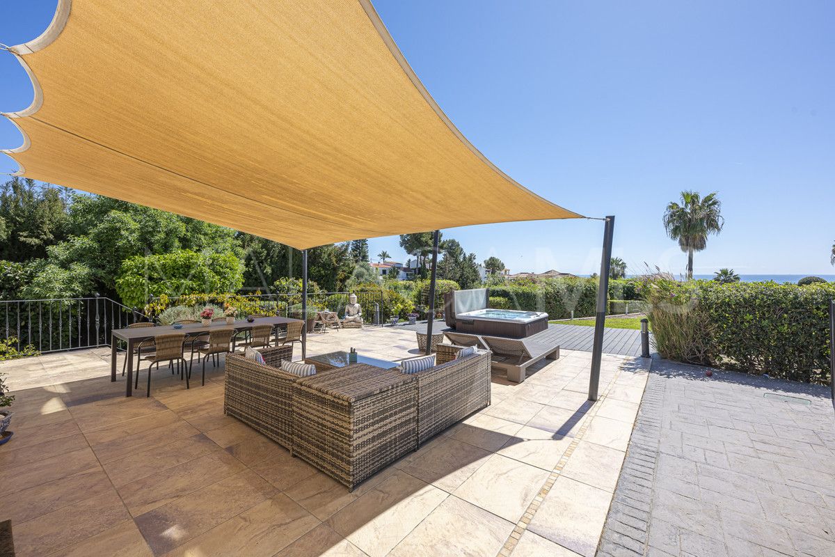 Villa for sale in Estepona