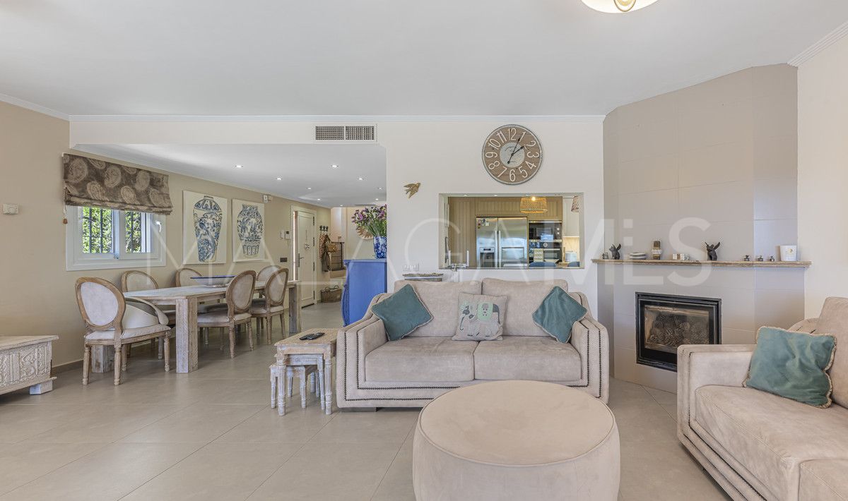 Villa for sale in Estepona