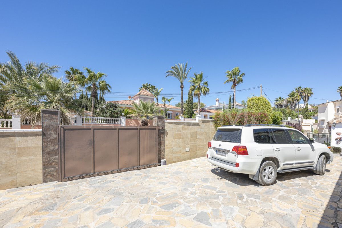 Villa for sale in Estepona