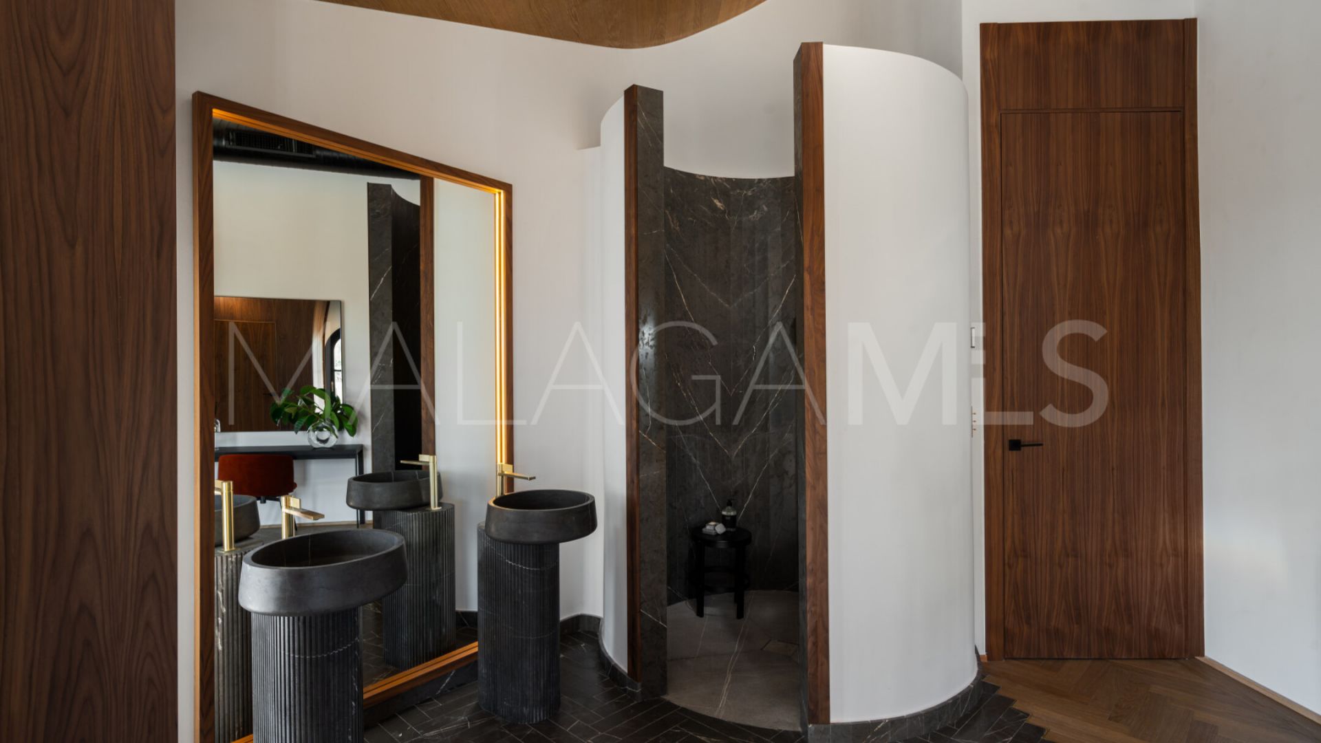 Villa for sale in Nueva Andalucia