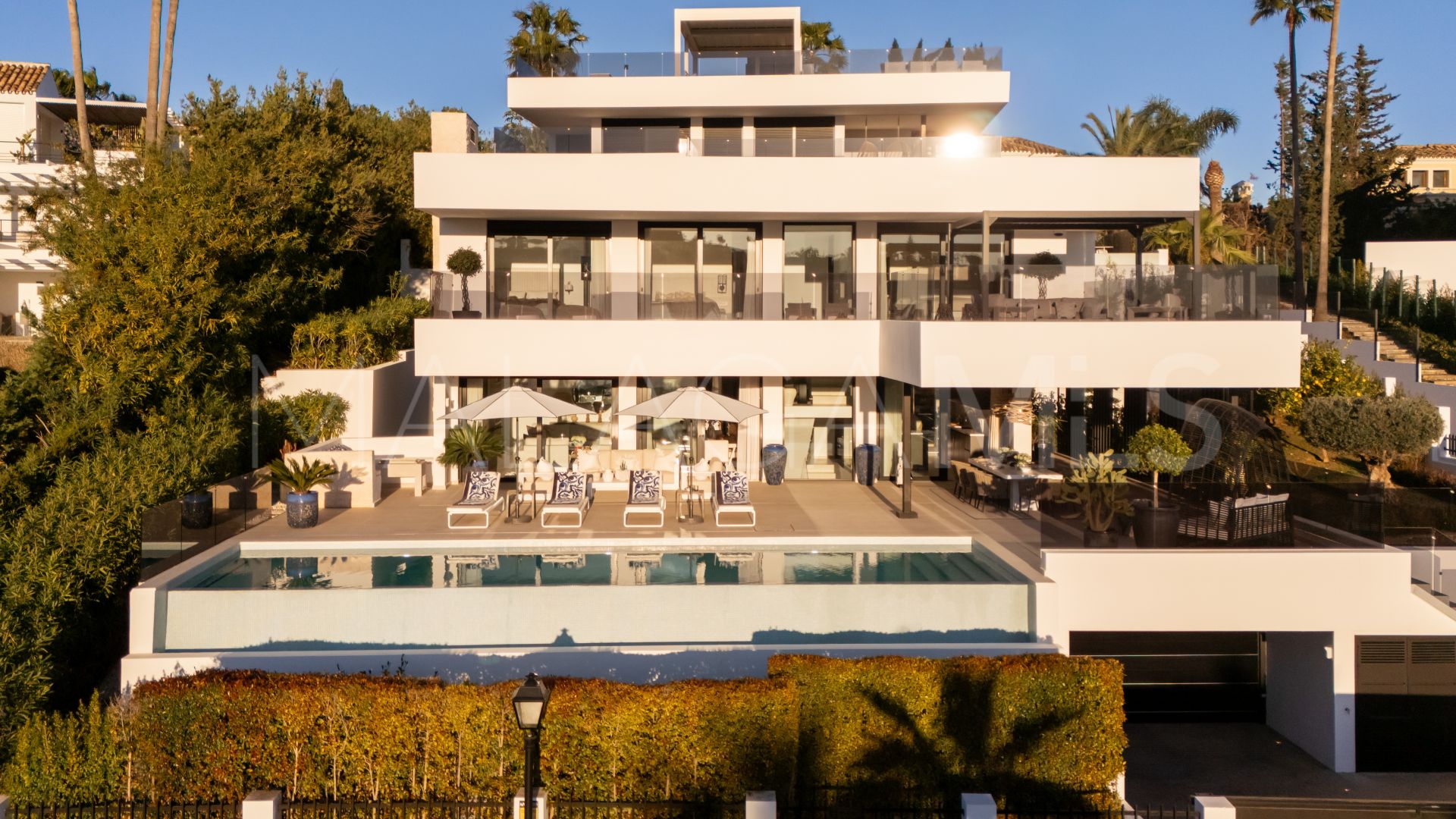 Villa for sale in Nueva Andalucia