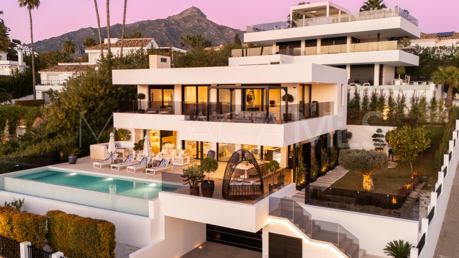 Villa for sale in Nueva Andalucia