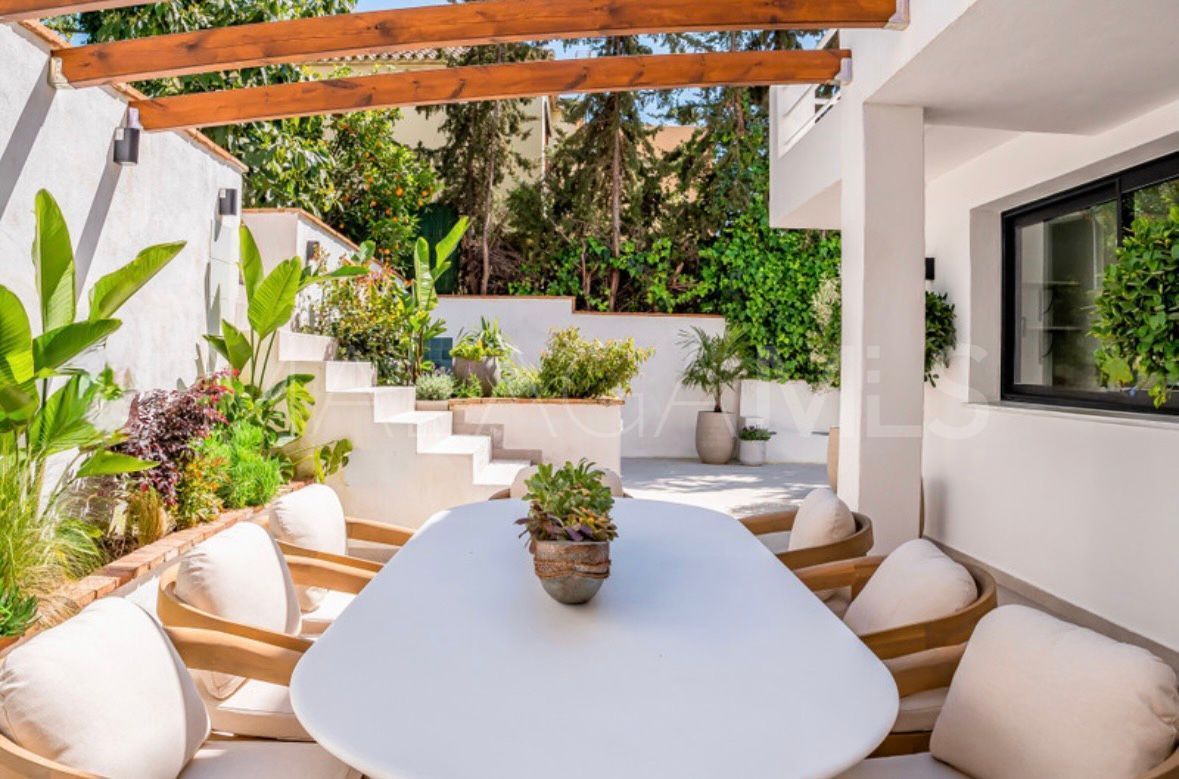 Villa for sale in Nueva Andalucia