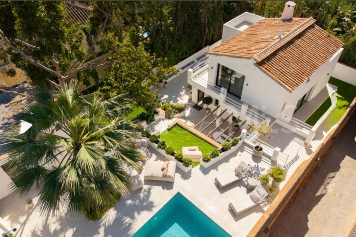 Villa for sale in Nueva Andalucia