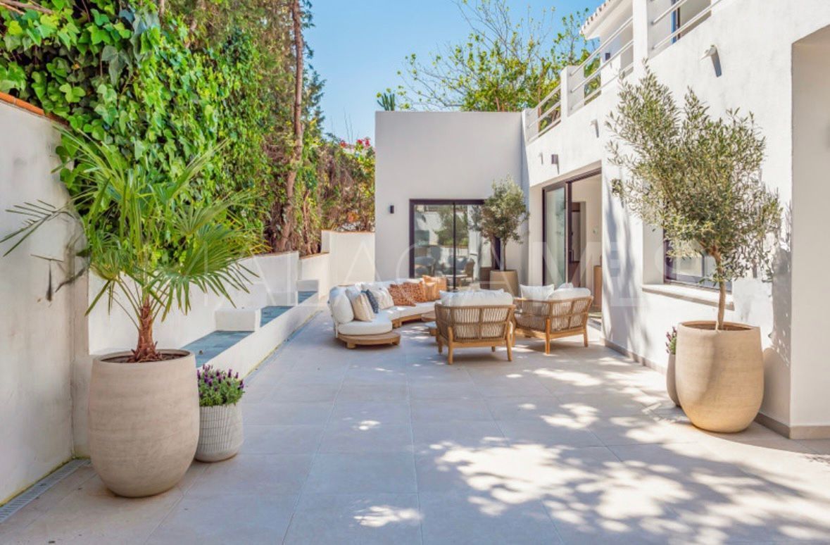 Villa for sale in Nueva Andalucia