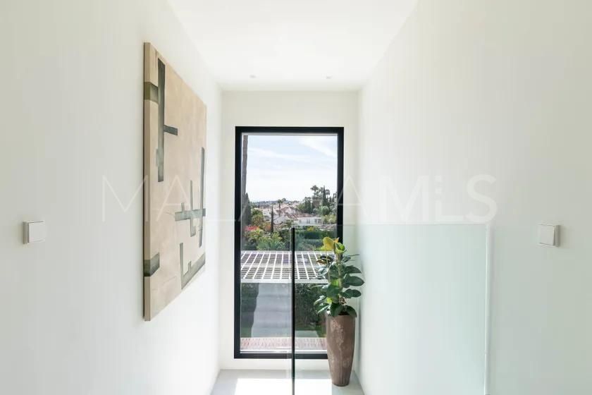 Villa for sale in Nueva Andalucia