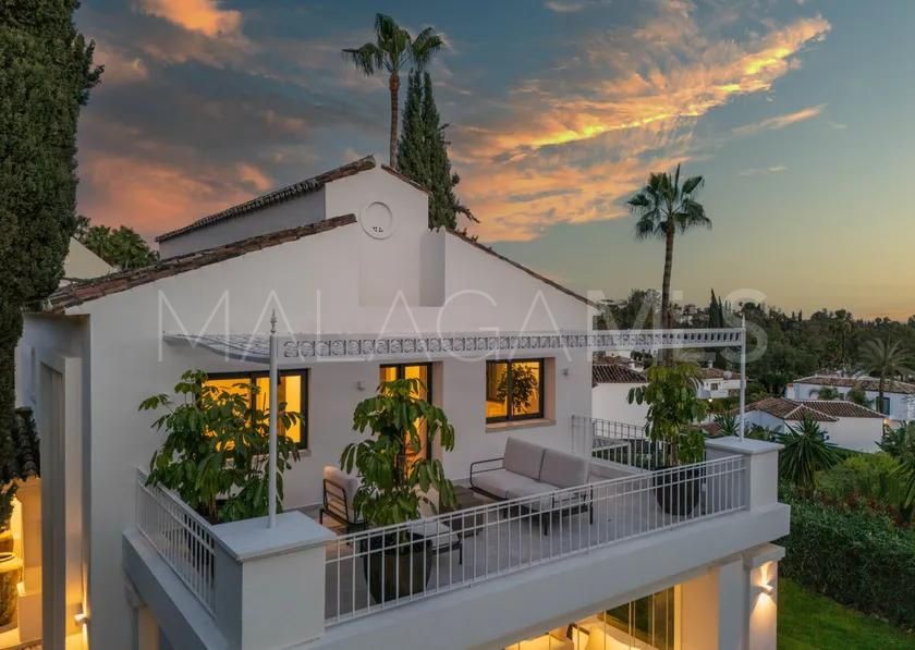 Villa for sale in Nueva Andalucia