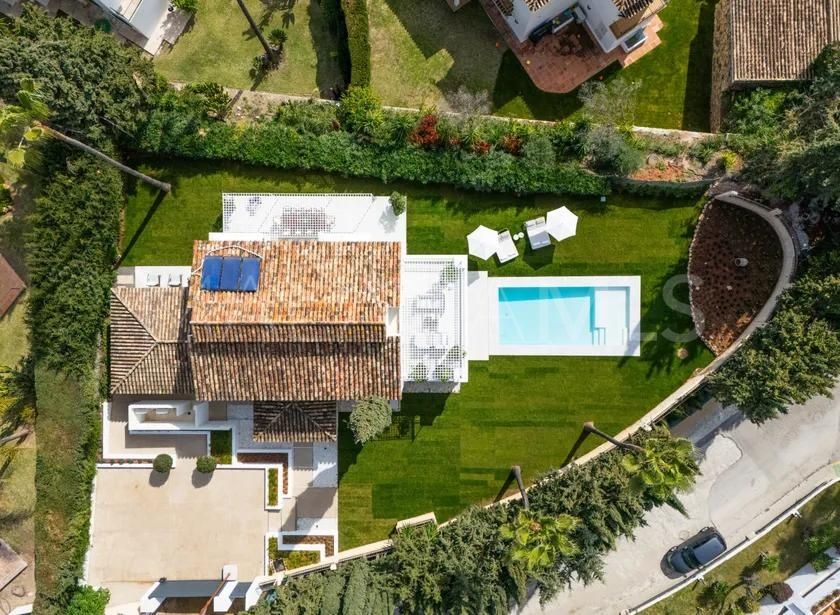 Villa for sale in Nueva Andalucia