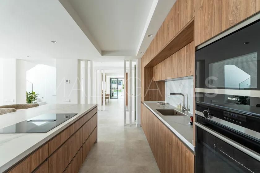 Villa for sale in Nueva Andalucia