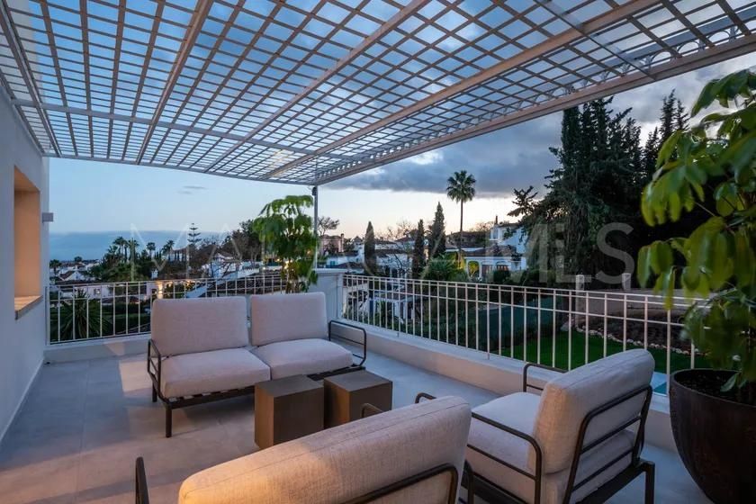 Villa for sale in Nueva Andalucia