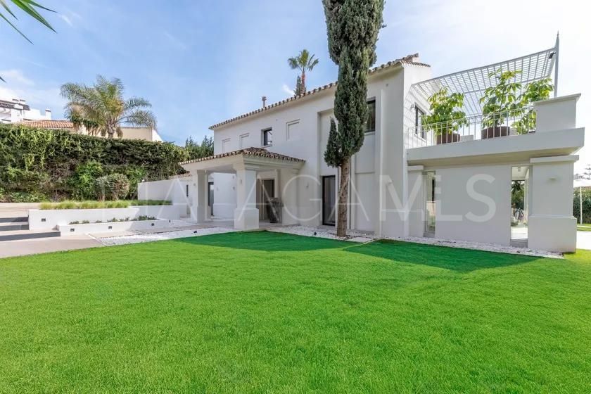 Villa for sale in Nueva Andalucia
