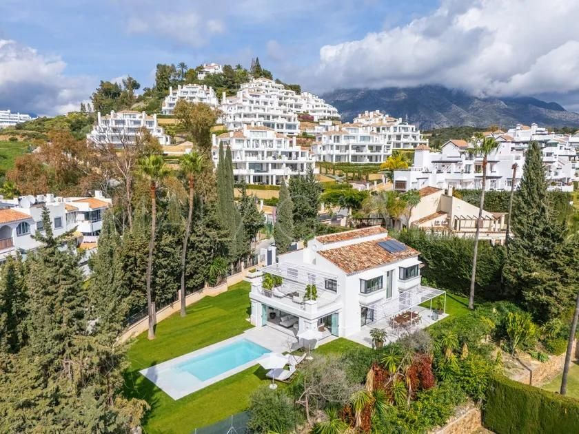 Villa for sale in Nueva Andalucia